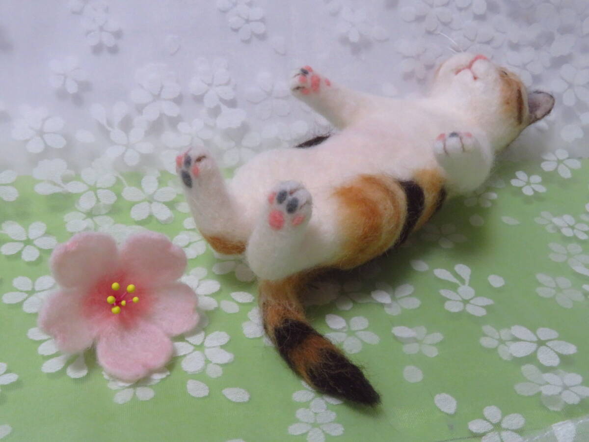 saf♪♪ 猫 三毛猫 桜 お花見 春 羊毛フェルト ハンドメイド ドール フィギュア 置物 インテリアの画像5
