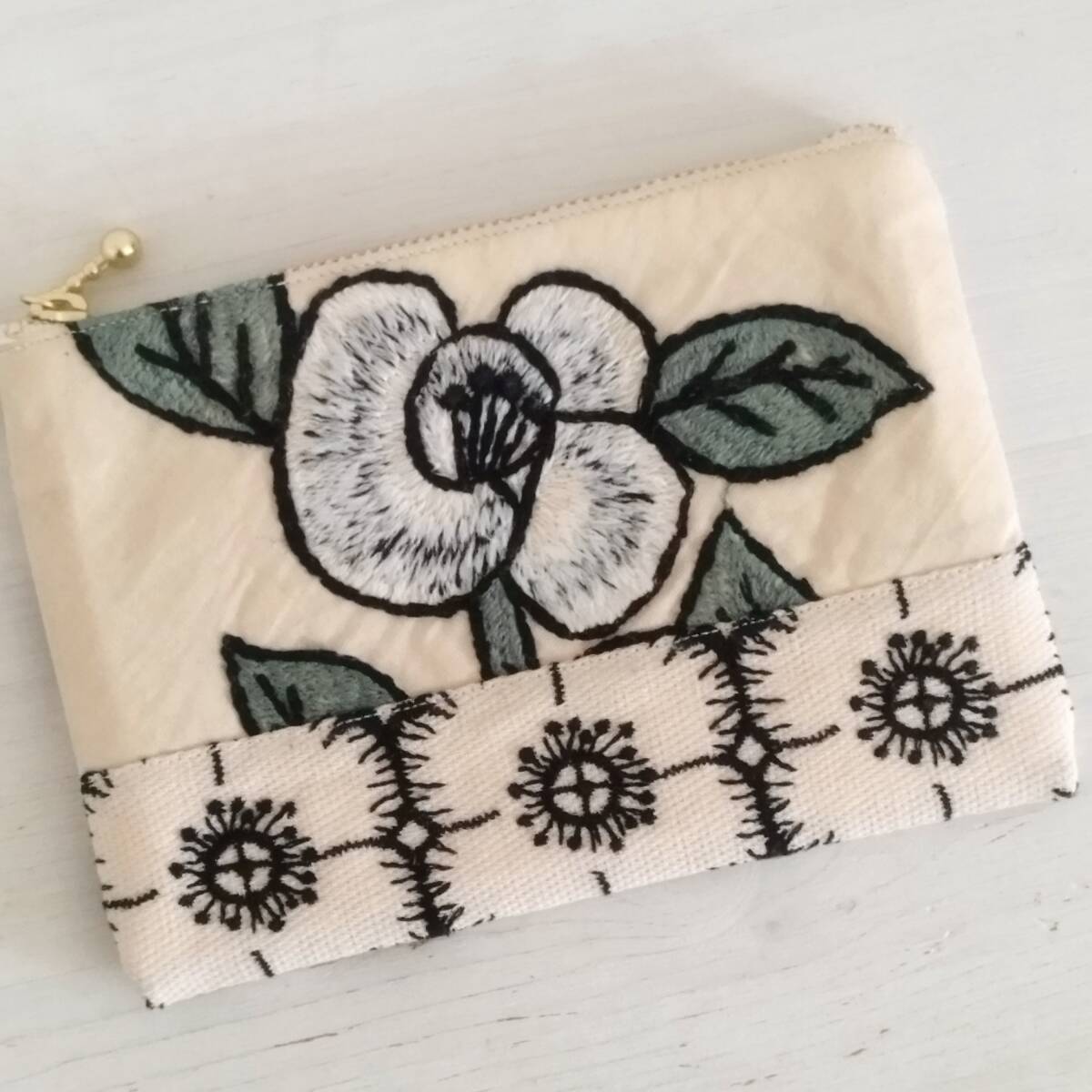 ハンドメイド☆ミナペルホネン*パッチ*swing camellia*anemone*フラットミニポーチ_画像1