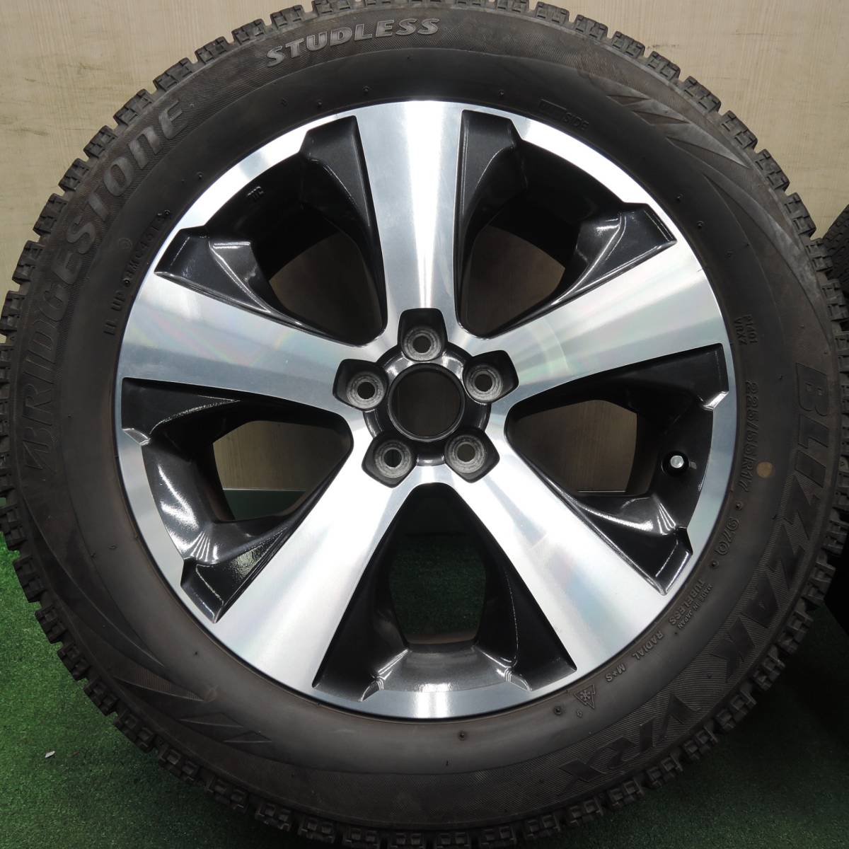 *送料無料* バリ溝！8.5分★スバル フォレスター XV 純正 225/55R17 スタッドレス ブリヂストン ブリザック VRX PCD100/5H★4030209HAス_画像3