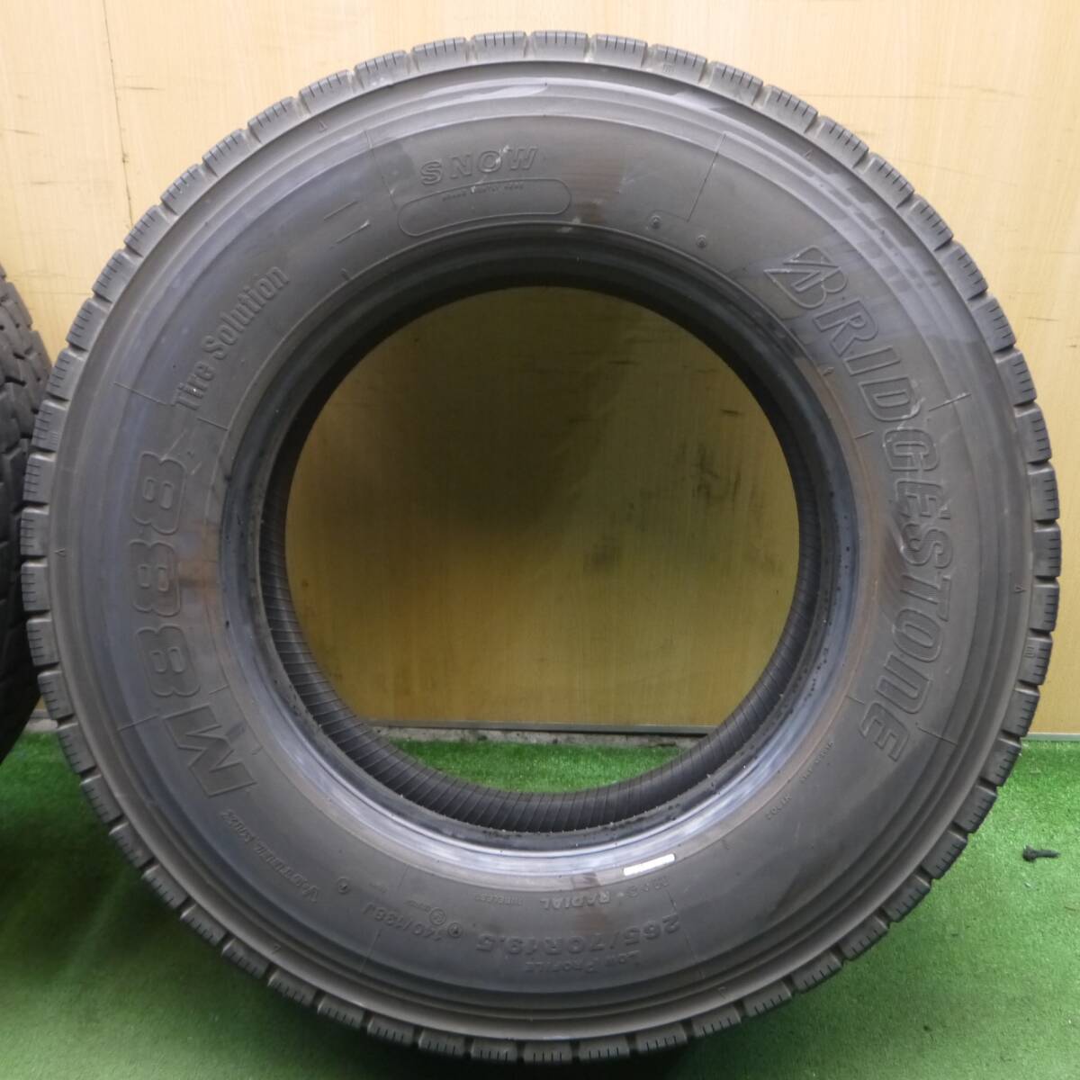 *送料無料* バリ溝！23年！9.5分★トラック タイヤ 265/70R19.5 140/138J ブリヂストン M888 ミックス オールシーズン★4030105KKスタの画像4