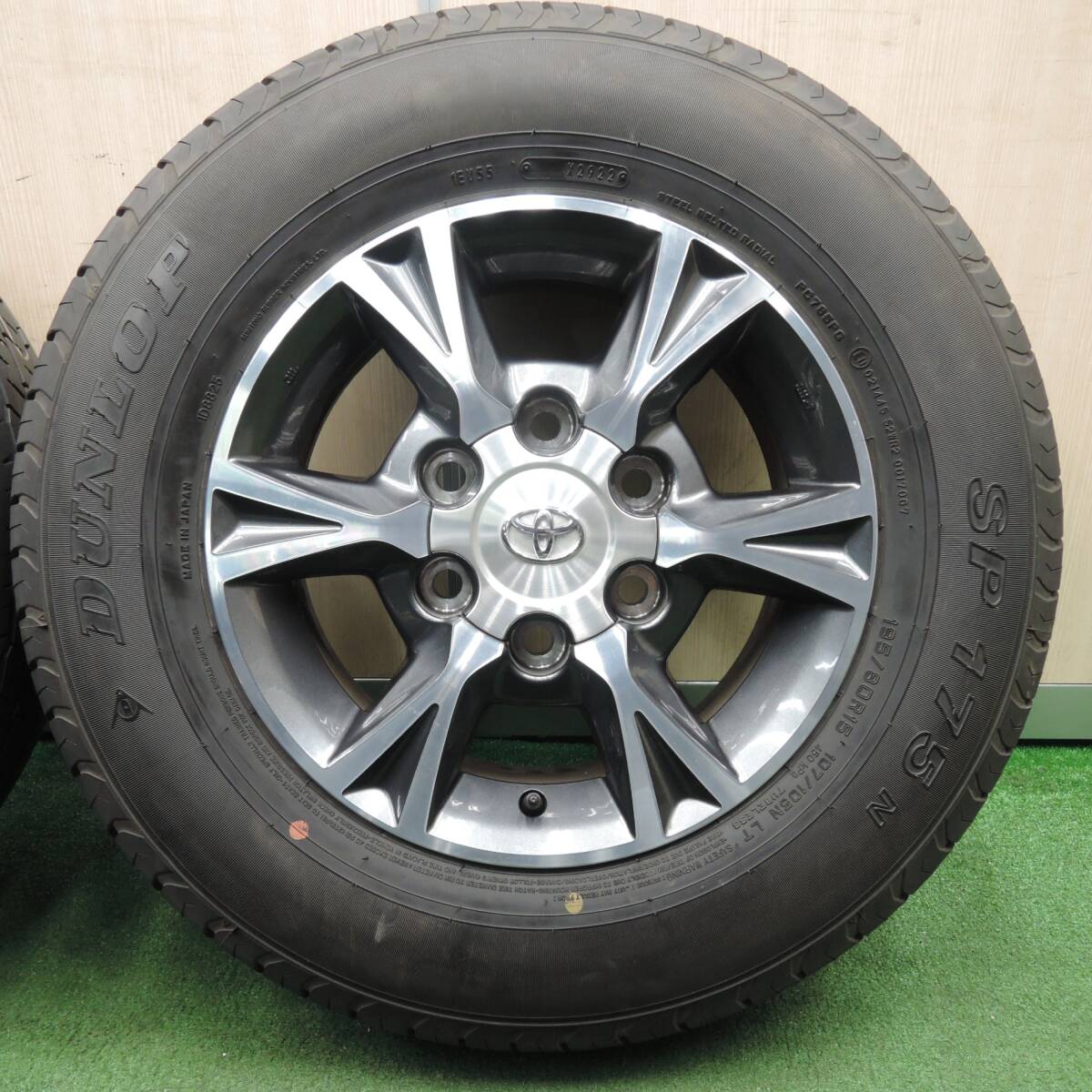 *送料無料* 超バリ溝！22年！キレイ！9.5分以上★トヨタ 200系 ハイエース 純正 OP 195/80R15 ダンロップ SP175N PCD139.7/6H★4030703NJノ_画像2