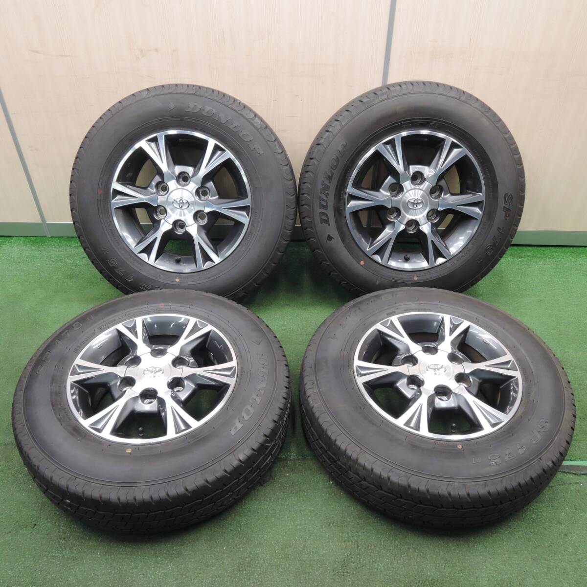 *送料無料* 超バリ溝！22年！キレイ！9.5分以上★トヨタ 200系 ハイエース 純正 OP 195/80R15 ダンロップ SP175N PCD139.7/6H★4030703NJノ_画像1