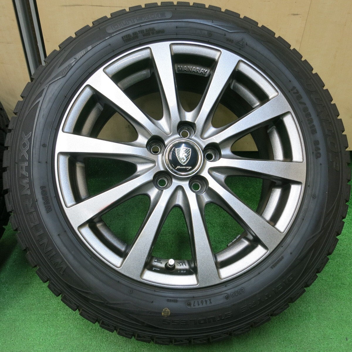 *送料無料* バリ溝！キレイ！9.5分★スタッドレス 175/65R15 ダンロップ ウインターマックス WM01 MANARAY SPORT PCD100/5H★4031609イス_画像3