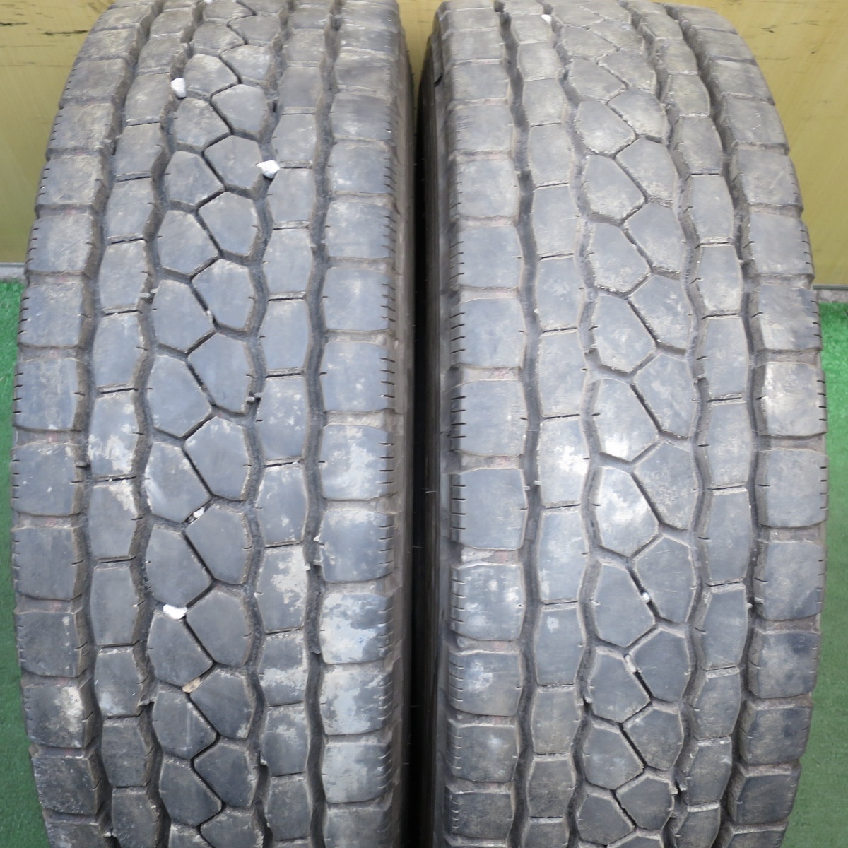 *送料無料* バリ溝！23年！9分★トラック タイヤ 245/70R19.5 136/134J ブリヂストン エコピア M801 Ⅱ ミックス★4031506KKスタの画像1