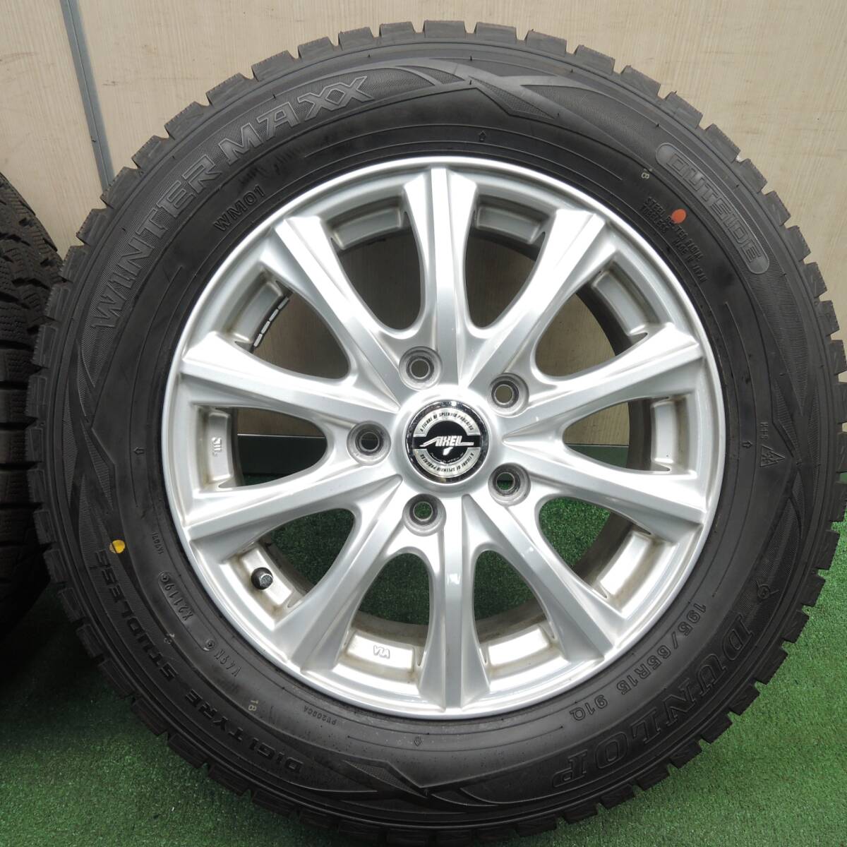 *送料無料* バリ溝！キレイ！9.5分以上★スタッドレス 195/65R15 ダンロップ ウインターマックス WM01 AXEL PCD114.3/5H★4031806TNス_画像3