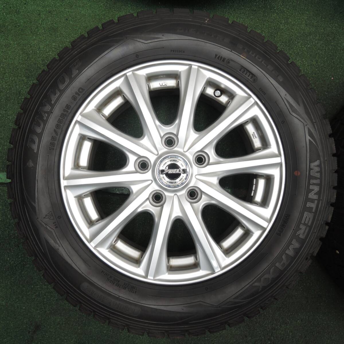 *送料無料* バリ溝！キレイ！9.5分以上★スタッドレス 195/65R15 ダンロップ ウインターマックス WM01 AXEL PCD114.3/5H★4031806TNス_画像5