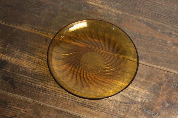 ☆昭和レトロ ガラス プレート 直径23㎝ ラウンド 丸皿 皿 アンバー ガラス食器 当時物 ビンテージ Mar1605_画像1