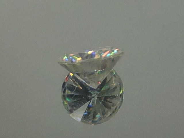 【24601】虹色のスペクトル光を放つ合成ルチル（チタニア）ルース1.60ct　_画像4