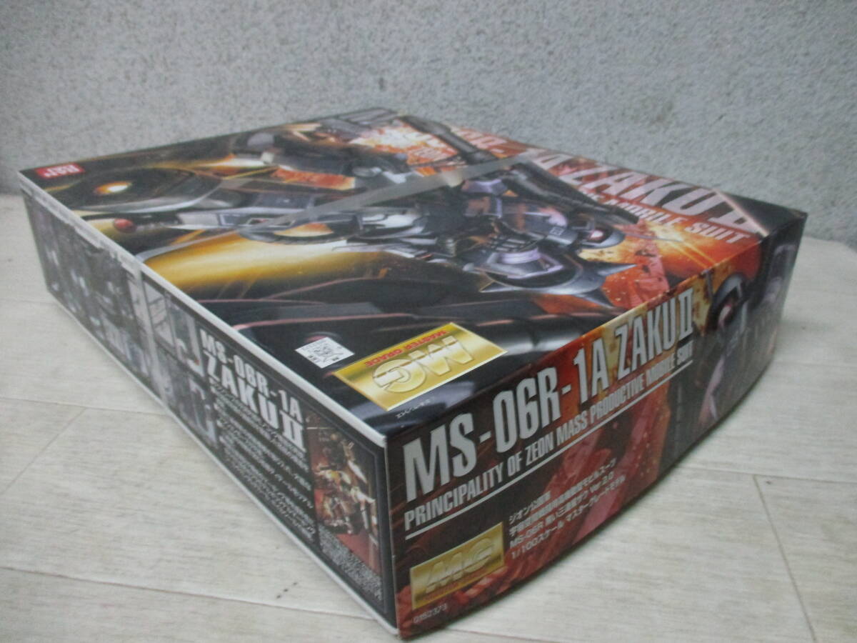 未組立 バンダイ MG 1/100 MS-06R-1A 高機動型ザクII 黒い三連星仕様 Ver.2.0_画像2