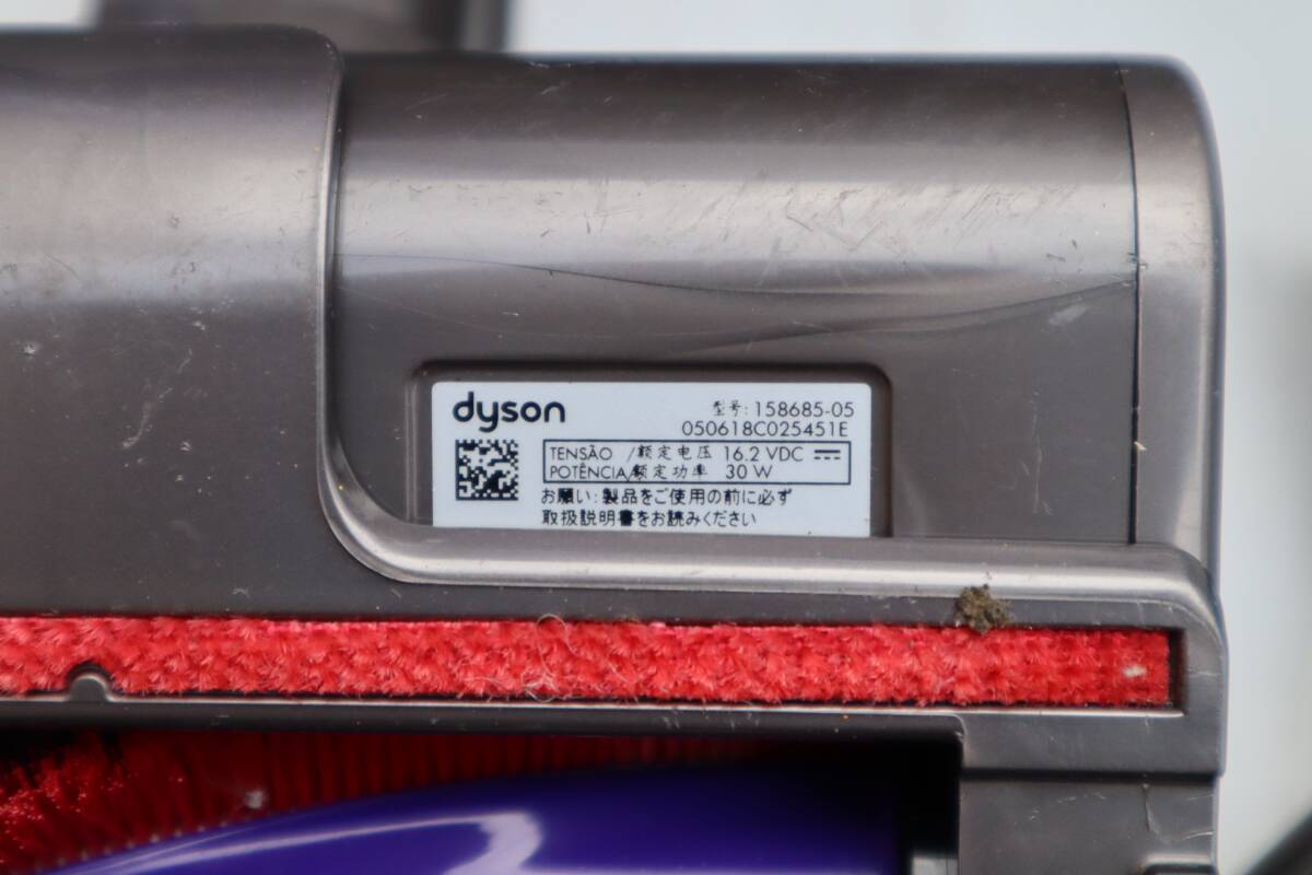 E7818 Y Dyson ダイソン SV15 コードレススティッククリーナー V7 fluffy 中古品【アダプター付き】_画像4