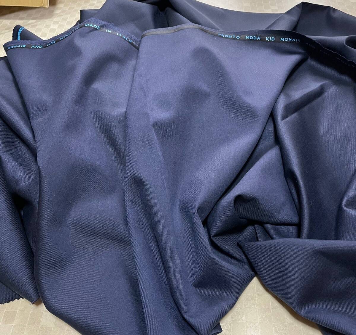 イタリア製紳士服地　花紺のモヘアツィール　５０％キッドモヘア　3.20m 幅154cm　目付265ｇ/m 超光沢あり　ワサ２か所虫食いあり_画像1