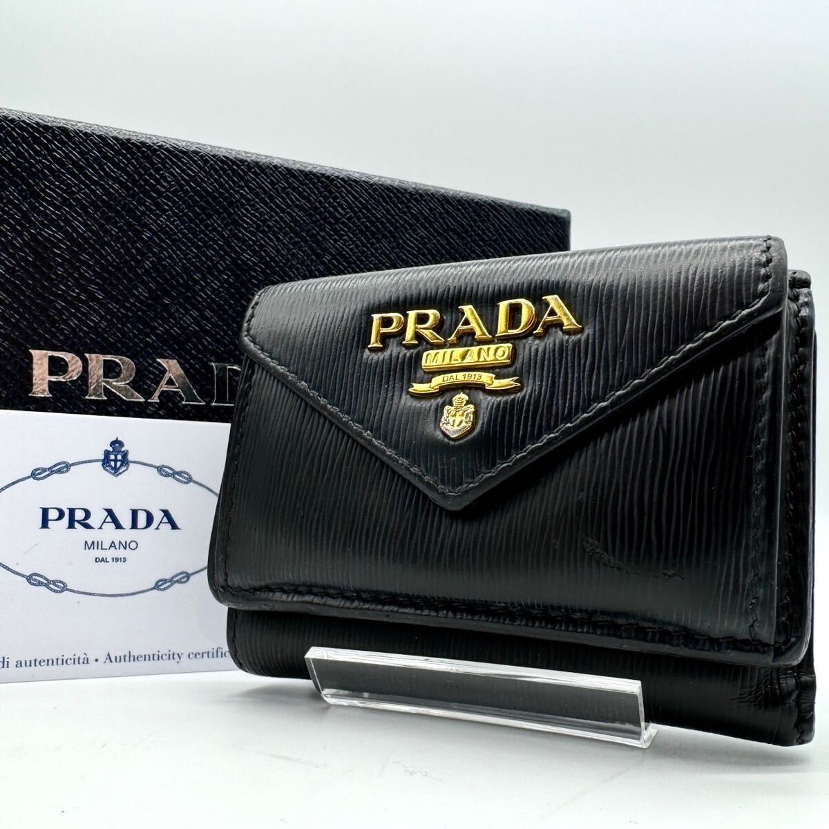 2051【最高峰】PRADA プラダ 折り財布 三つ折り ミニ ウォレット コンパクト メタルロゴ ゴールド金具 レザー 本革 ブラック 黒色_画像1