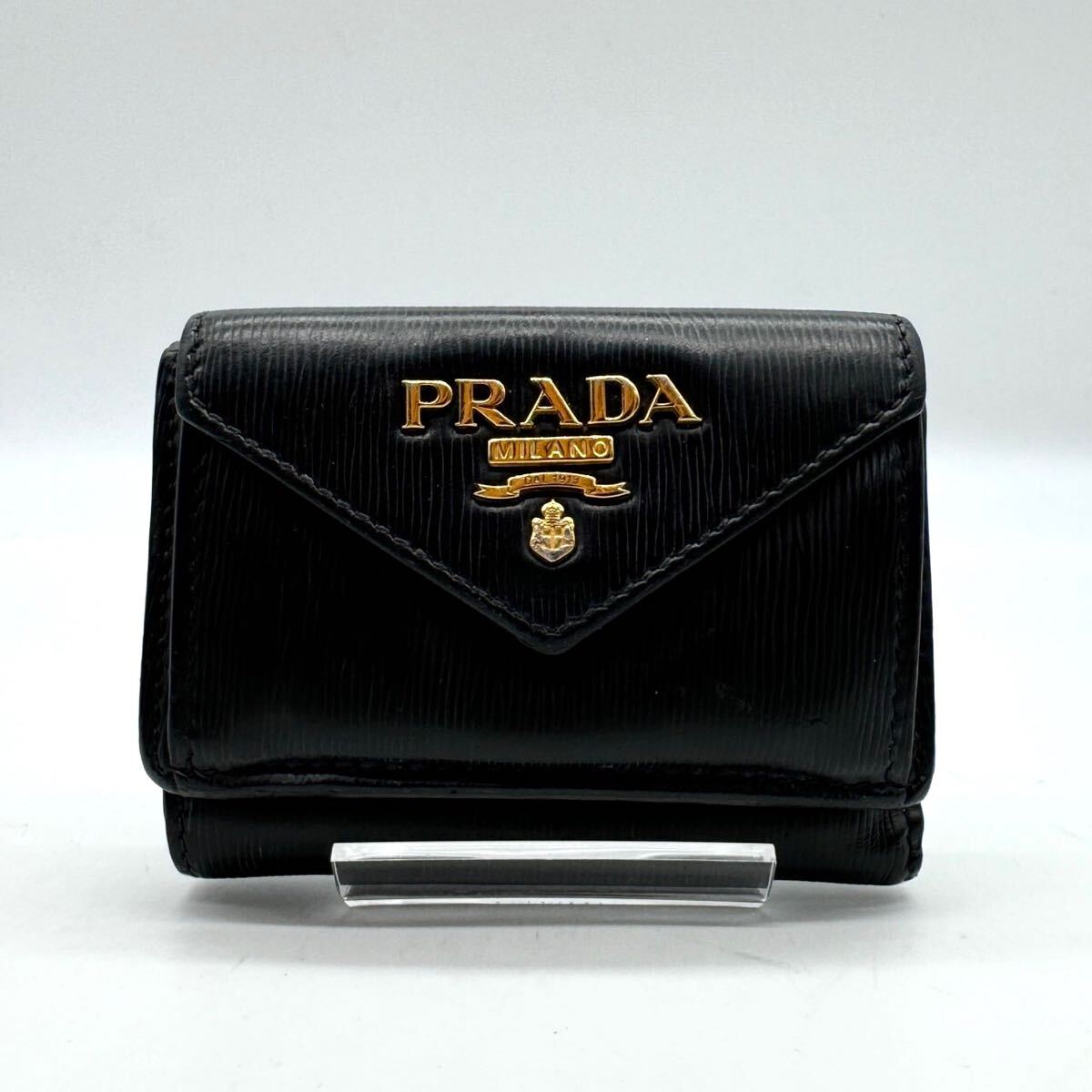 2051【最高峰】PRADA プラダ 折り財布 三つ折り ミニ ウォレット コンパクト メタルロゴ ゴールド金具 レザー 本革 ブラック 黒色_画像2