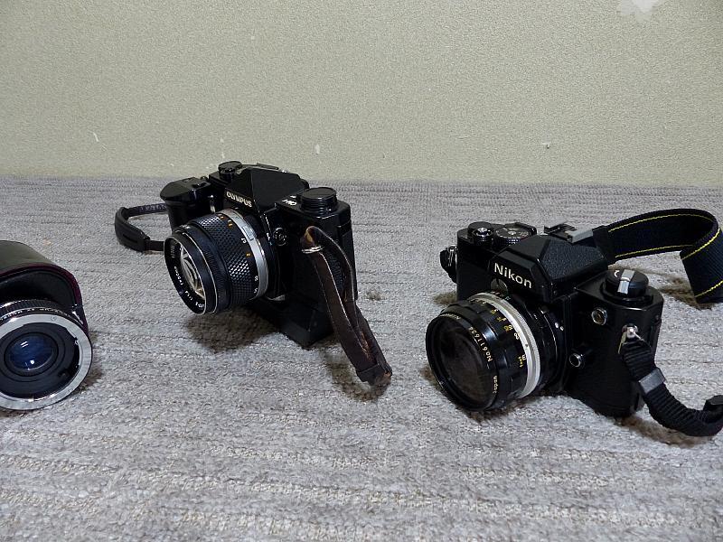 ニコンの古いカメラ.FM.レンズ日本光学.3.5.28mm.オリンパスの古いカメラ.OM-1.1.4.50mm.ワインダ-2とテレ付きです_画像9