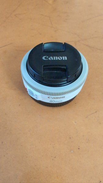 単焦点レンズ キヤノン EF40mm F2.8 STM 白 完動品 フルサイズなら弱広角、APS-Cなら標準50mmに近い使用感、使用頻度少なめですの画像1