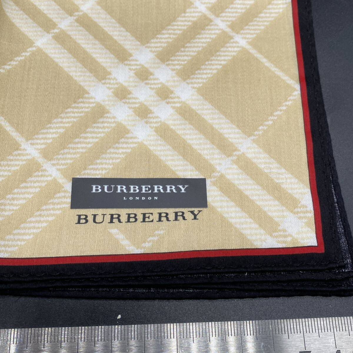 BURBERRY バーバリー ハンカチ　ベージュ・ホワイト　チェック　ふちブラック・レッド　no.37_画像2