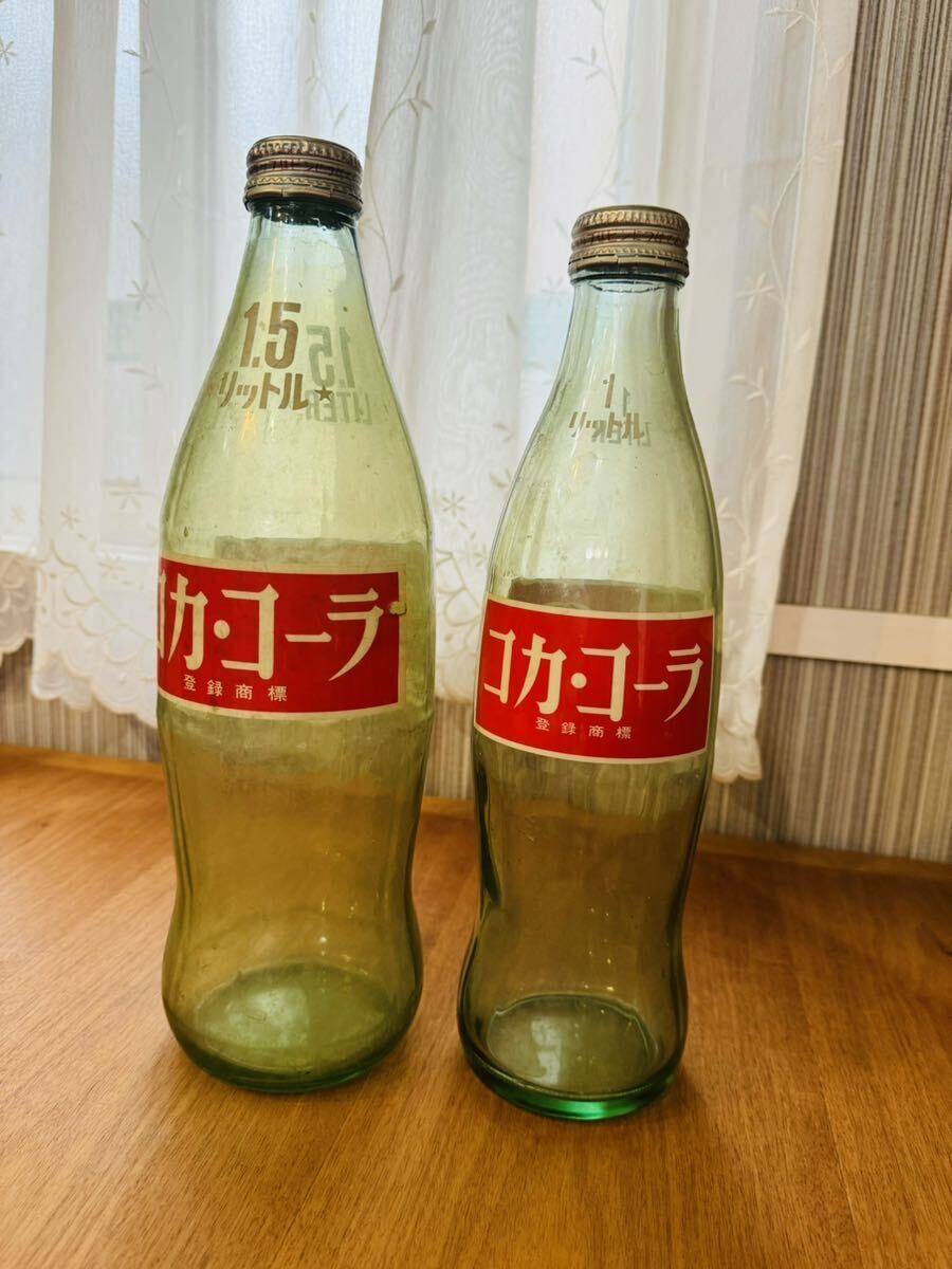 コカコーラ Coca-Cola 空き瓶 1.5リットル 星付 1リットル 2本セット 蓋付 昭和レトロ ヴィンテージ _画像1