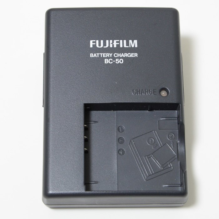 富士フイルム FUJIFILM バッテリーチャージャー BC-50の画像1