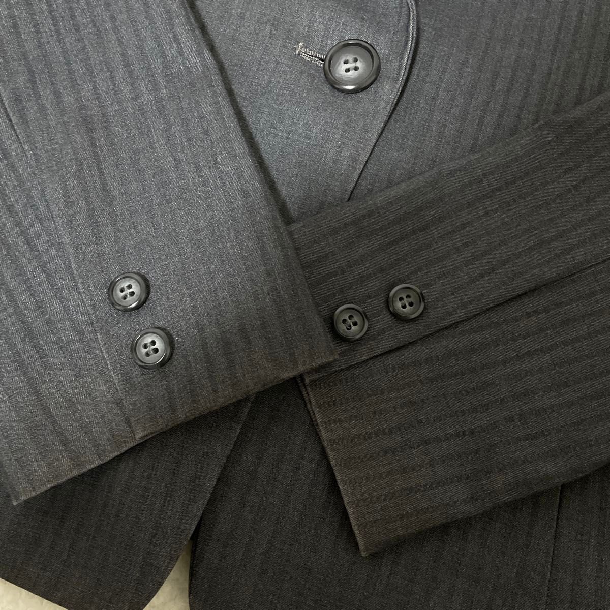 ナチュラルビューティーベーシック　スカートスーツ　セットアップ　ビジネス　グレー テーラードジャケット