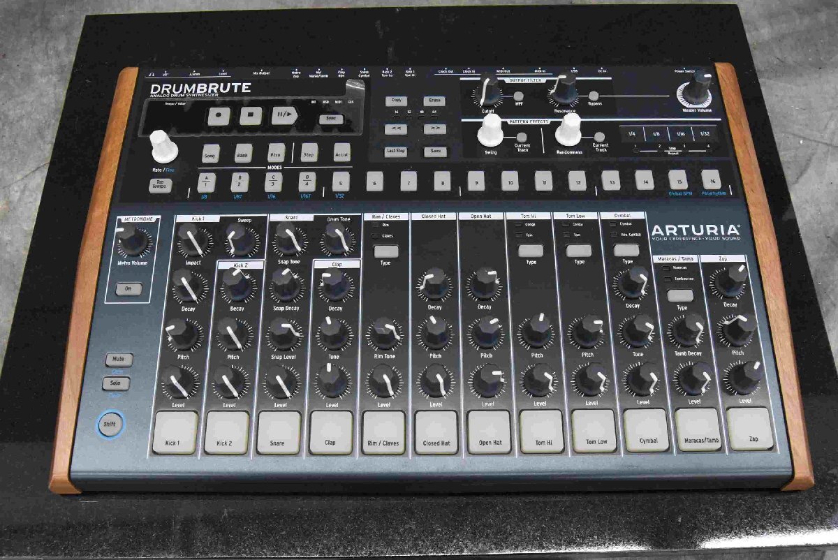 F*Arturia DRUMBRUTE IMPACT analogue drum machine * used *