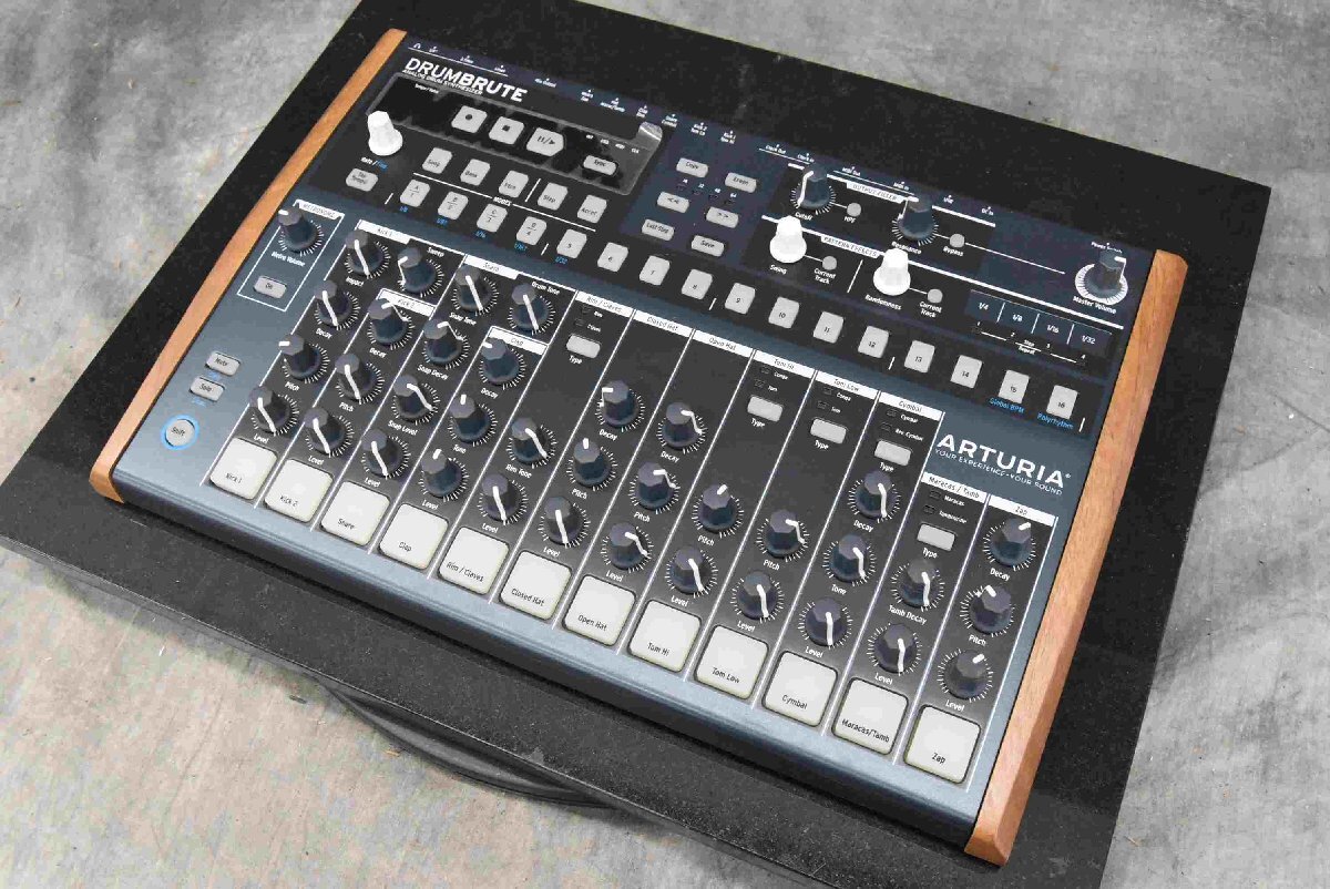 F*Arturia DRUMBRUTE IMPACT analogue drum machine * used *