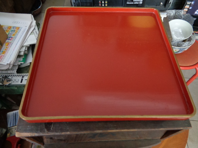 . thing serving tray red metal .10 portion .: root . wheel island . paint thread volume lacquer lacqering . cooking capital large name tool serving tray .. four person .