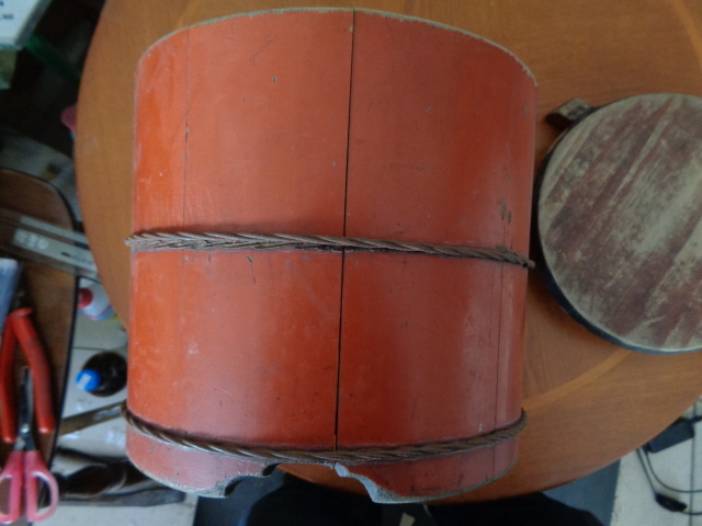  деревянный контейнер для риса из дерева рис старый красный чёрный лаковый металлический ржавчина дерево комплект . краска облупленное место 