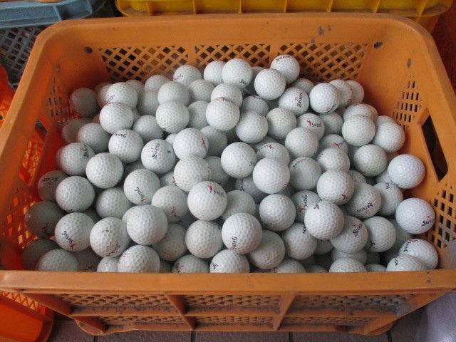 【送料無料】 中古品 SRIXON ゴルフボール 練習用（練習場のロゴ印字入り） 公認球 計500球 な-32の画像1