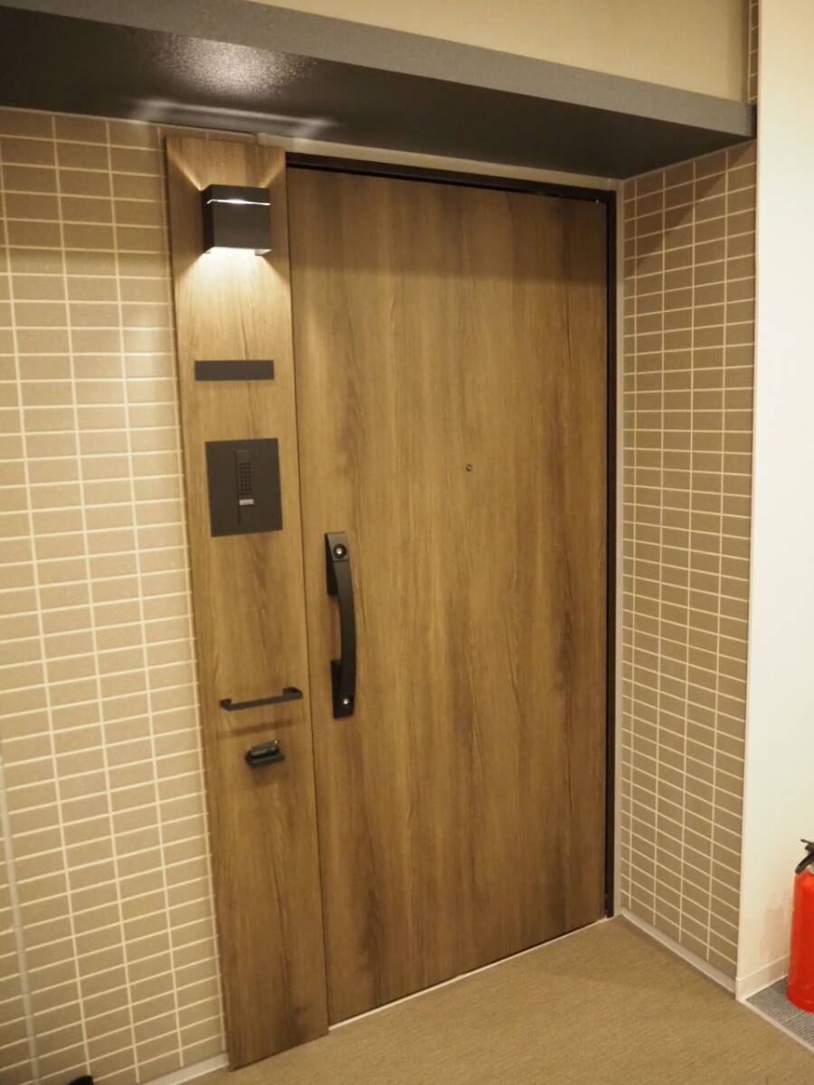 GL-10 モデルルーム展示品 三和シャッター 玄関ドア 枠 インターホン カギ付きの画像1