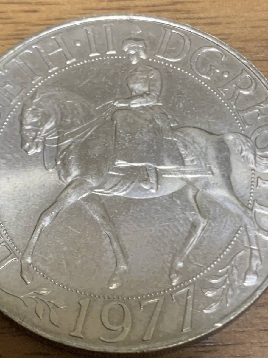大型コイン 馬上のエリザベス 1クラウン白銅貨 1977年 エリザベス2世 即位25周年記念シルバージュビリー 美品 こ43の画像2