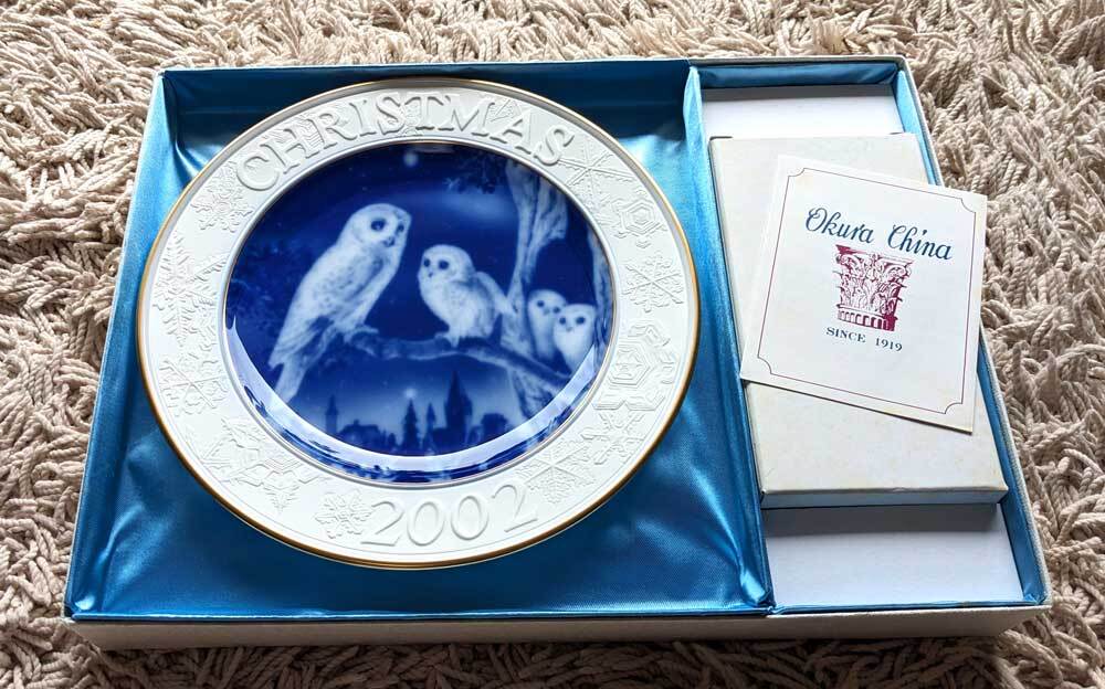 tam_037 美品！ 限定品 大倉陶園 クリスマスプレート 白磁 OKURA CHINA CHRISTMAS PLATE お箱入り 20cm ★ 2002 OWL 梟 フクロウ みみずくの画像3