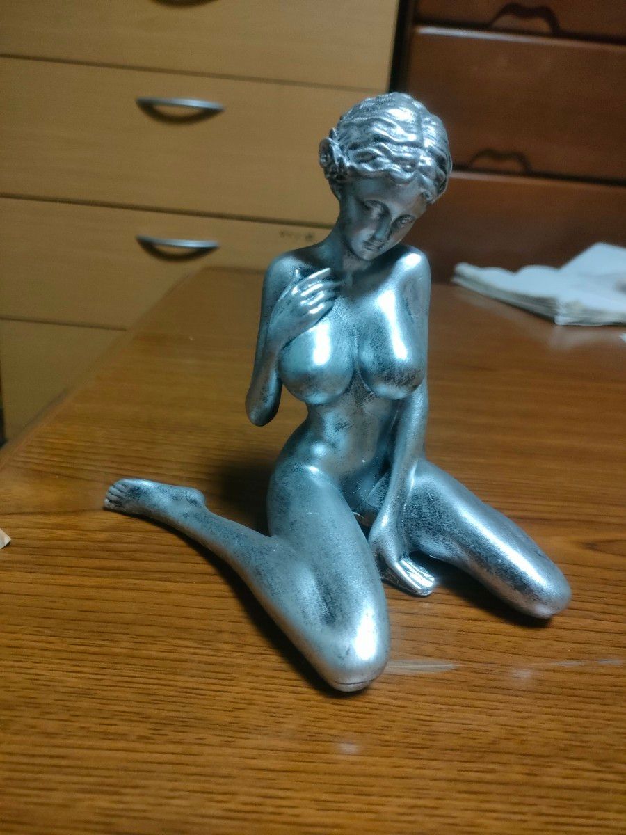 美術品  銀色 座る裸婦