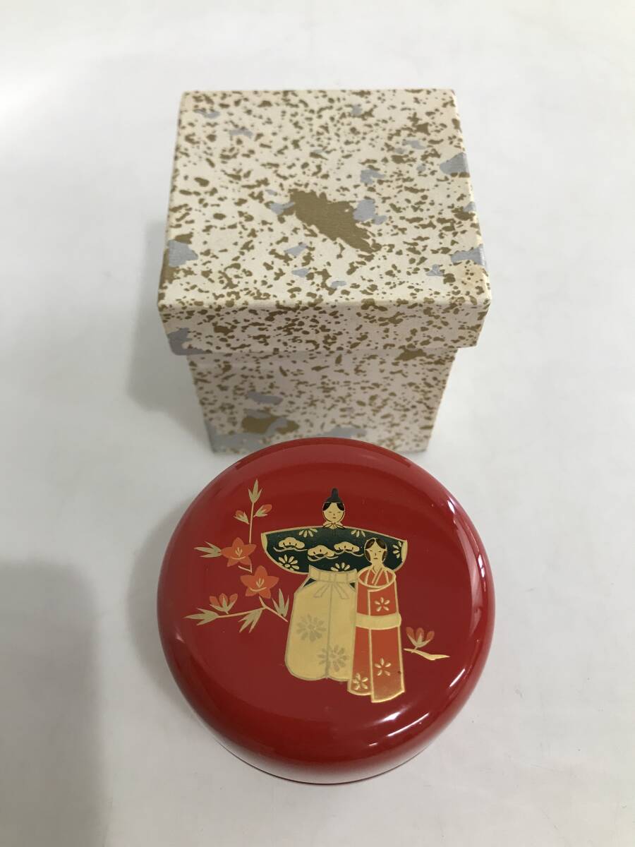  HG6033 雛絵棗 棗 直径約6.5cm×7cm 立雛 朱色 木乾 茶道具 蒔絵 茶器 茶道具 箱あり_画像1