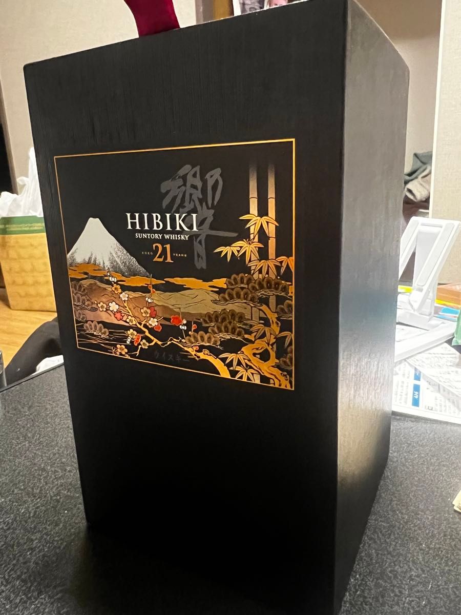 響 HIBIKI 21年　意匠ボトル　花鳥風月 サントリー　ウイスキー 【白箱、専用箱、説明書付】