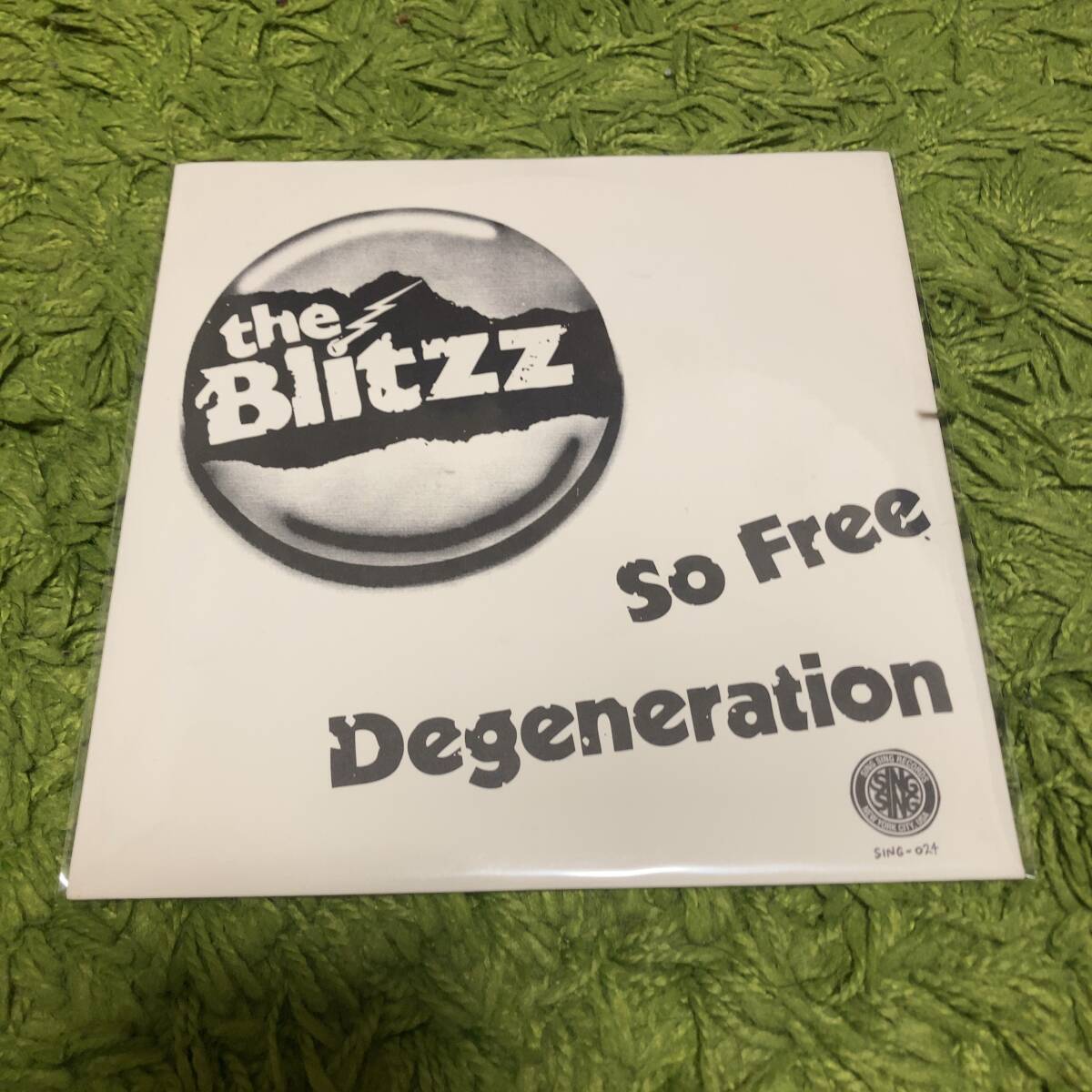 【The Blitzz - So Free / Degeneration】circles pointed sticks first step power pop_画像1