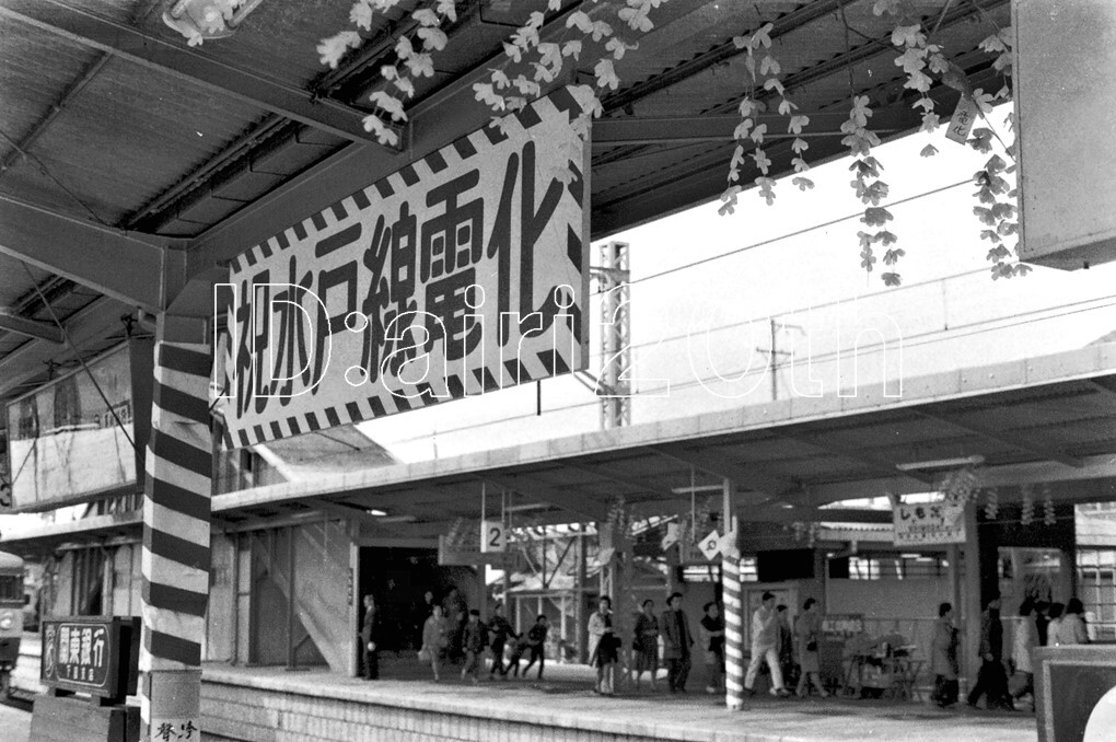 R0048-6【古い 鉄道 白黒 モノクロネガ】35mm 6コマ◇昭和42年 水戸線電化完成 友部駅 下館駅 蒸気機関車C12 ※鉄道 駅 電車 汽車_画像3