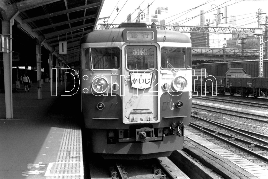 R0051-1【古い 鉄道 白黒 モノクロネガ】35mm 6コマ◇昭和47年 急行たてしな 急行かいじ クモニ83形 ※鉄道 駅 電車 汽車 蒸気機関車の画像4