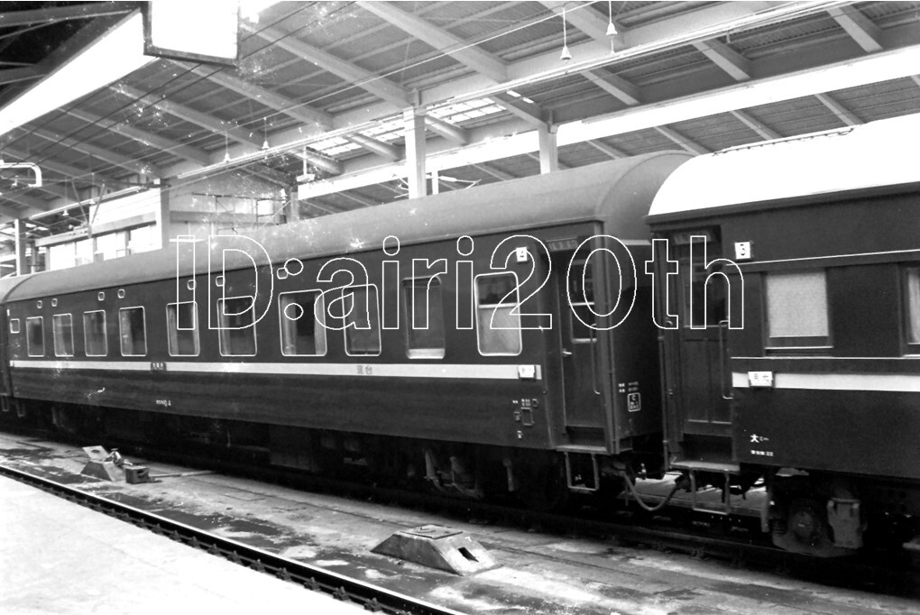 R1031-1[ old railroad white black monochrome nega]35mm 6 koma * Showa era 40~50 period . light na is nef10-1 EF60 * railroad station train . car steam locomotiv 