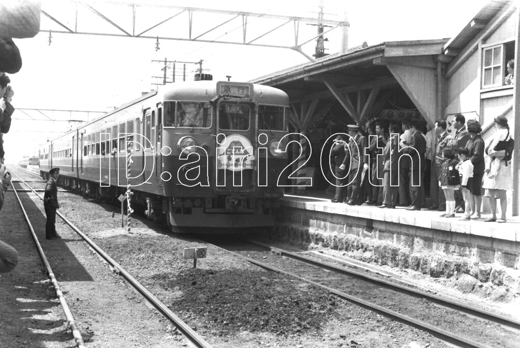 R0026-6[ old railroad white black monochrome nega]35mm 6 koma * Showa era 43 year express ....* railroad station train . car steam locomotiv 