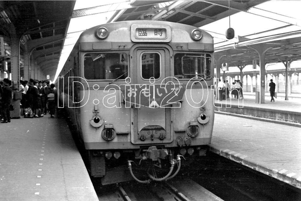 R0035-5[ old railroad white black monochrome nega]35mm 6 koma * Showa era 42 year .... number head Mark * railroad station train . car steam locomotiv 