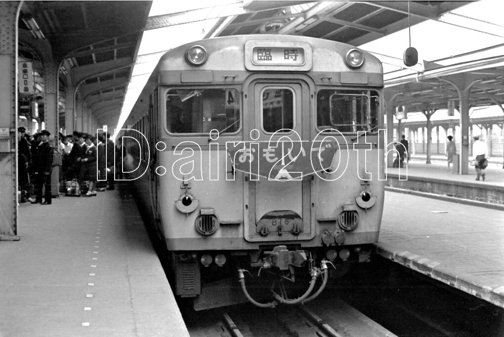 R0035-5[ old railroad white black monochrome nega]35mm 6 koma * Showa era 42 year .... number head Mark * railroad station train . car steam locomotiv 