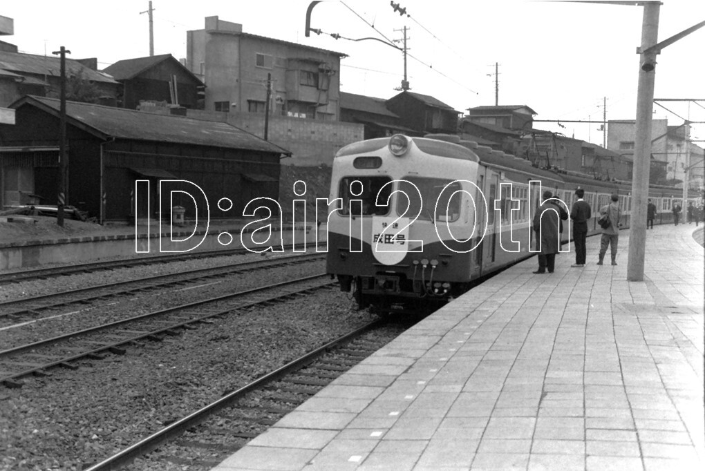 R0028-1[ old railroad white black monochrome nega]35mm 6 koma * Showa era 43 year Narita mountain ... group ( sabot ). speed becomes . number * railroad station train . car steam locomotiv 