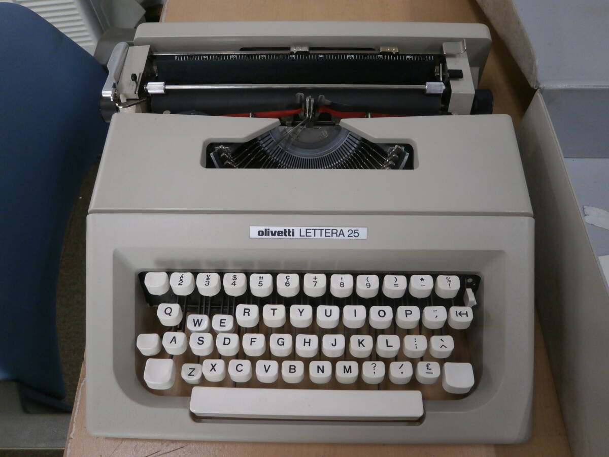 中古 タイプライター olivetti オリベッティ  スペイン製 ジャンク 【D-15】◆送料無料(北海道・沖縄・離島は除く)◆の画像1