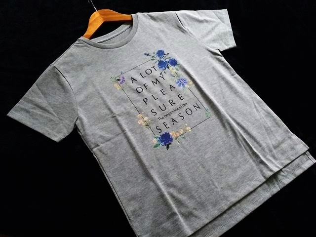 Ｌ * 新品　大人かわいい　花柄 ＆ ロゴＴシャツ♪　グレー_画像1