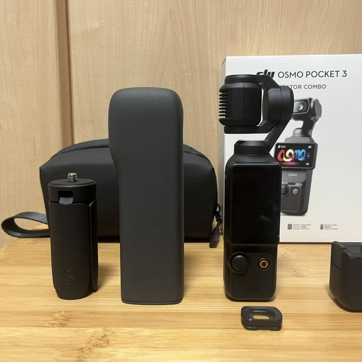 保証内【1月購入 美品 保護フィルム装着済 2つアダプターおまけ付】DJI vlogカメラ Osmo Pocket 3 クリエイターコンボ Creator Comboの画像2