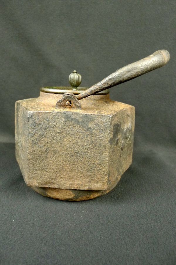 P027 【菊賢人図雷紋宝珠摘銅蓋六角鉄瓶】 重さ（銅蓋）237ｇ 重さ（全体）1454ｇ/80古い鉄瓶です。