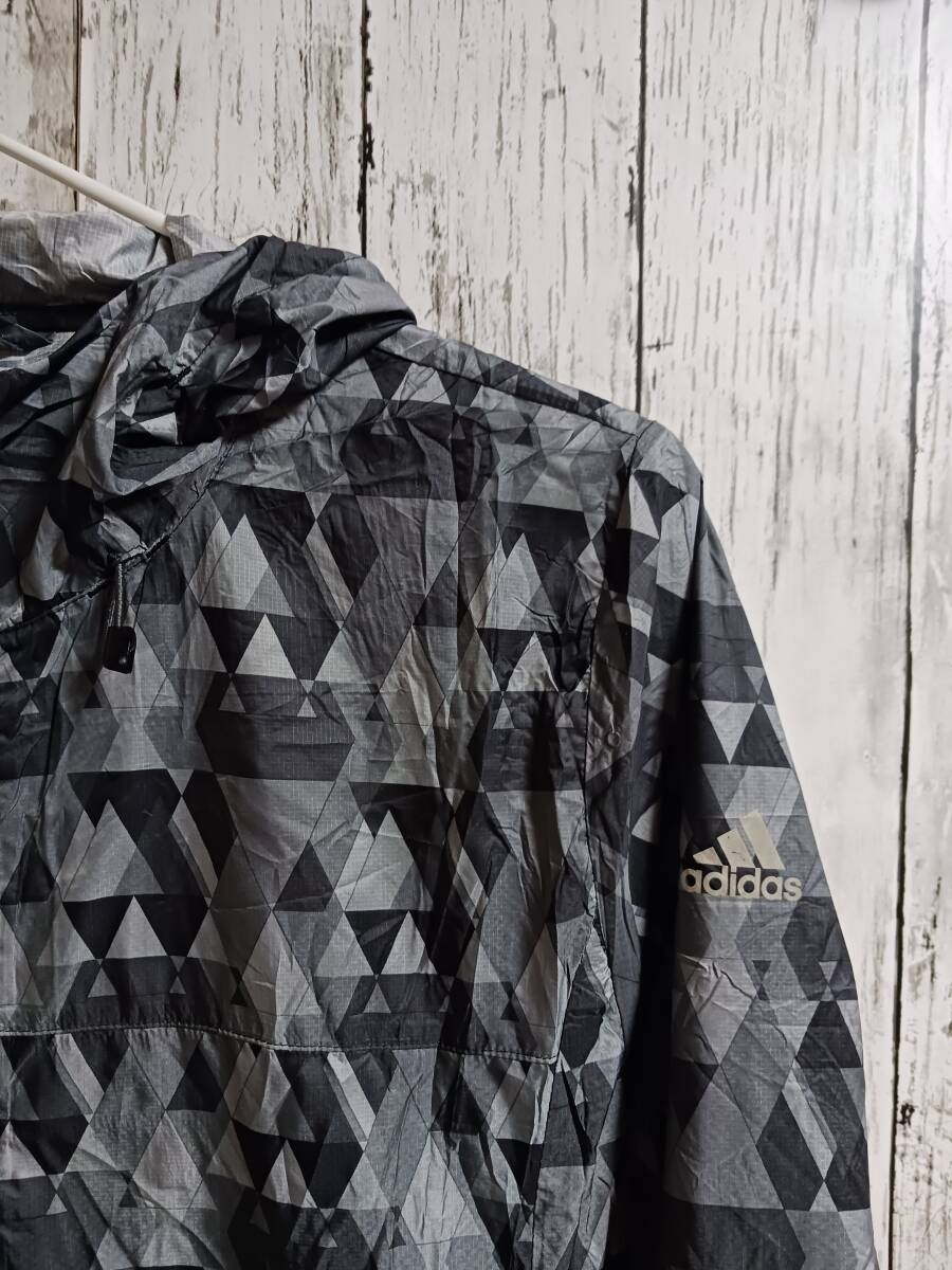 ★送料無料★adidas/ナイロンライトジャケット/黒系/柄物/指かけ/撥水/防風/軽量/レディース/USED_プリント部分スレ有り。