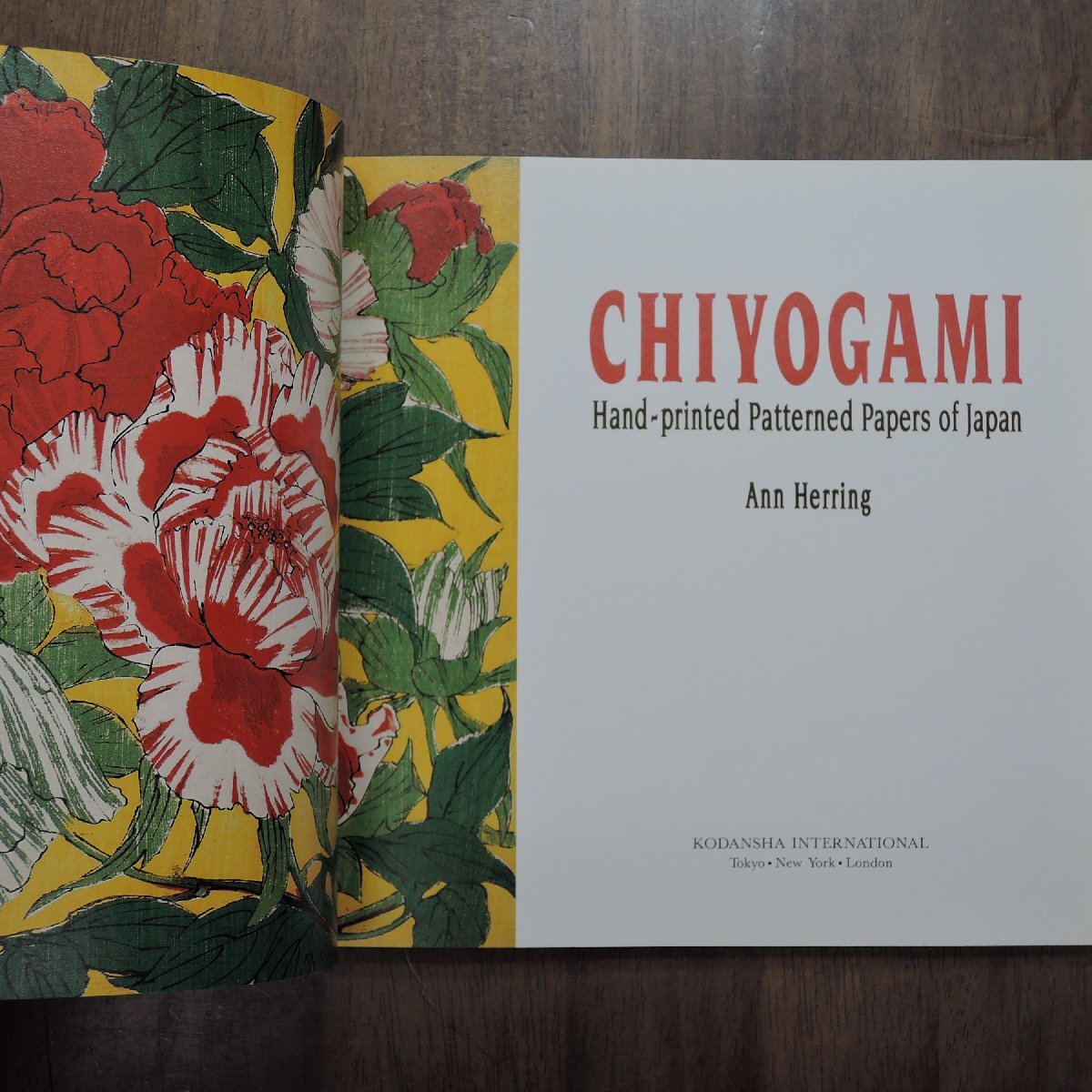 ◎CHIYOGAMI Hand－printed Patterned Papers of Japan Ann Herring　千代紙の世界　1992年刊│解説は英文・日本語併記_画像3