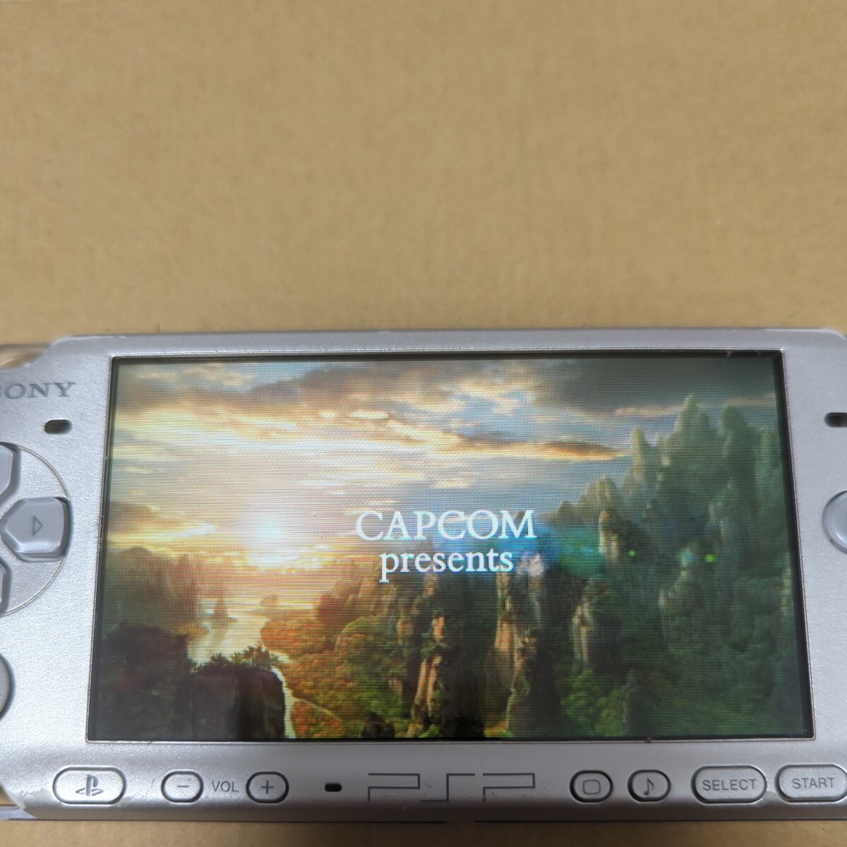 管理：054 SONY PSP3000 動作確認済み すぐ遊べるモンハンセット 電池新品　ケーブル　メモリースティック付き_画像3