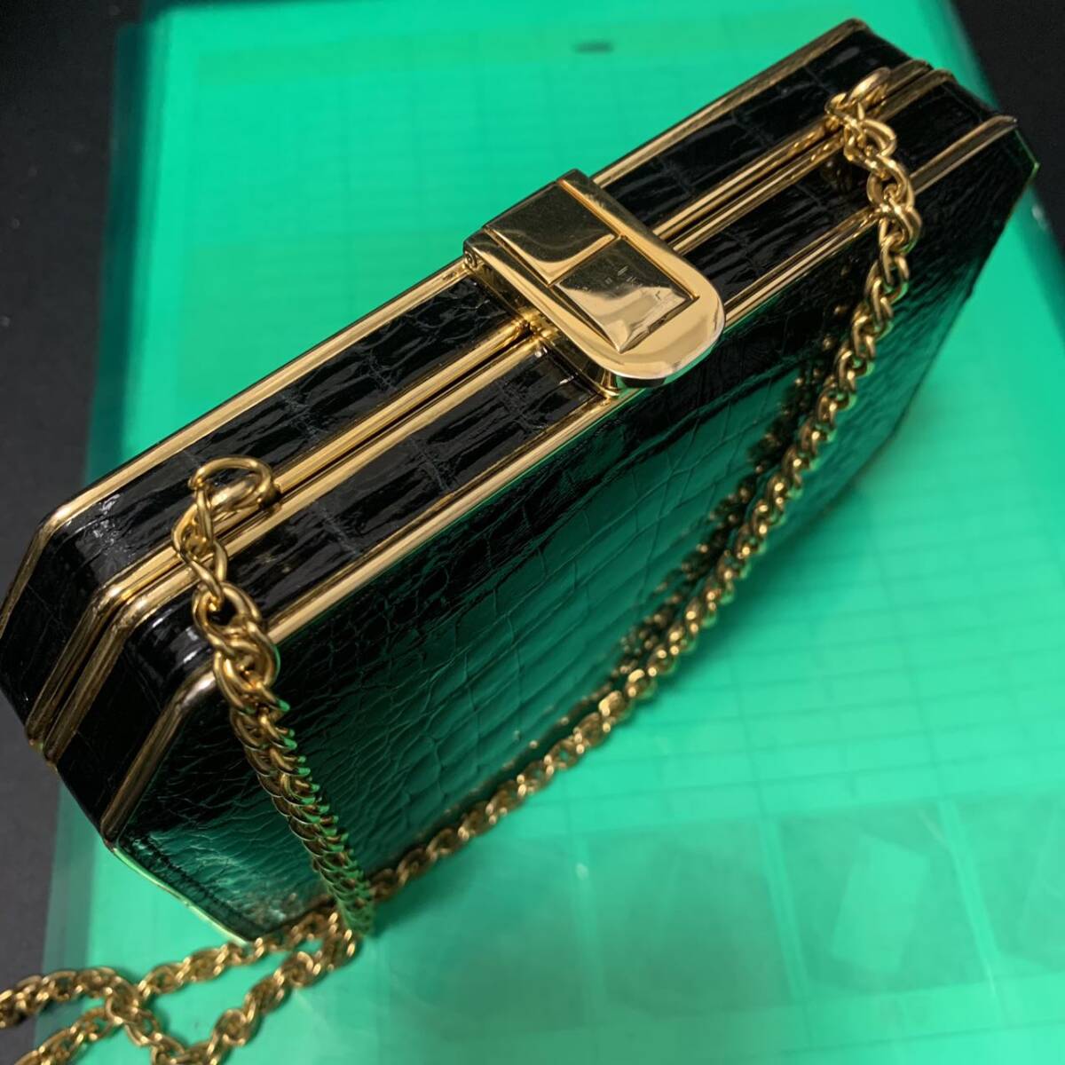  beautiful goods crocodile bag chain shoulder high class box type Gold metal fittings gloss black 